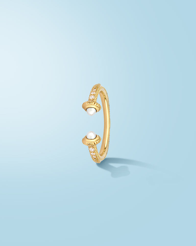 Bague torque en or jaune, perles, diamants G VS par Mathilde Perney